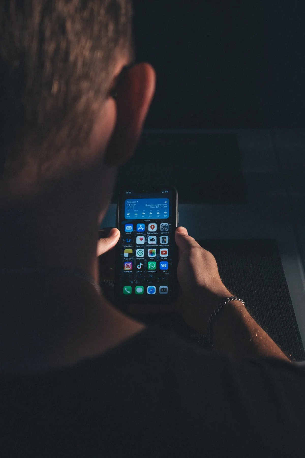 Does Instagram notify when you screenshot a disappearing DM photo with apps visible on a phone