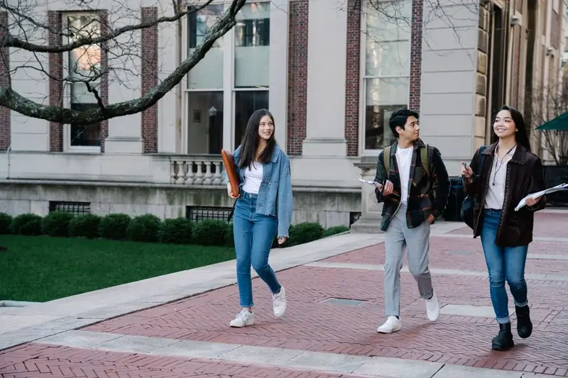 How many credit hours is full time for undergraduates walking on campus