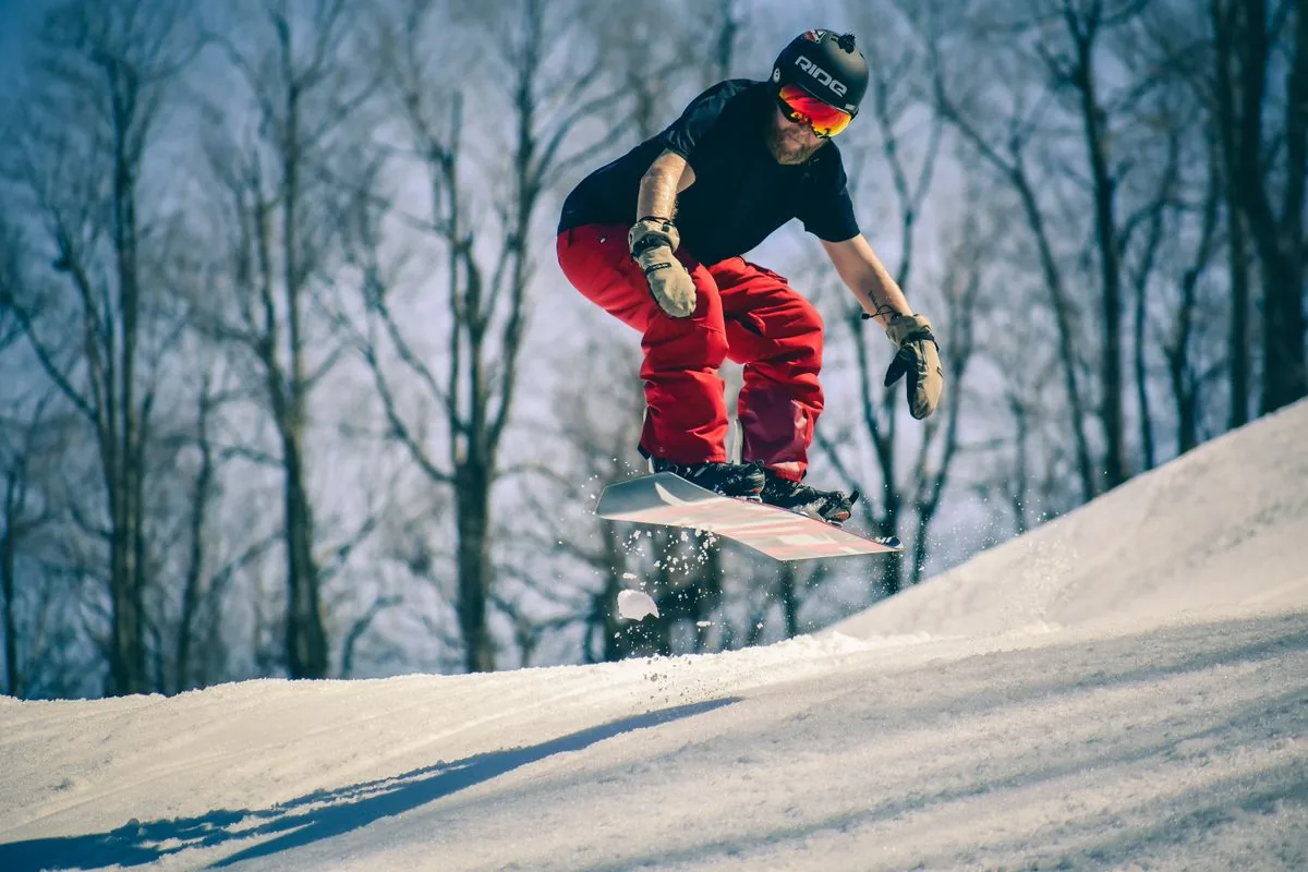 How to snowboard beginner riding a flat-rocker board on a groomed slope