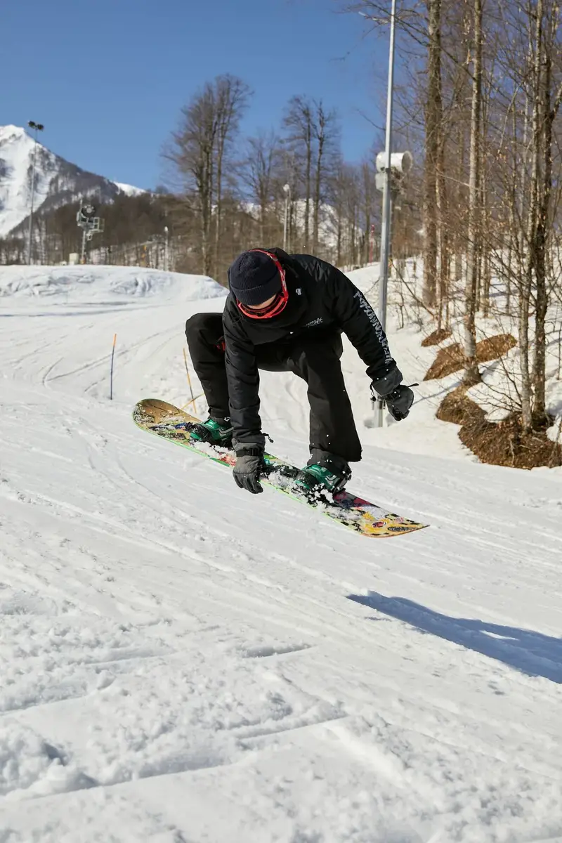 Snowboarder practicing linked turns while learning to snowboard